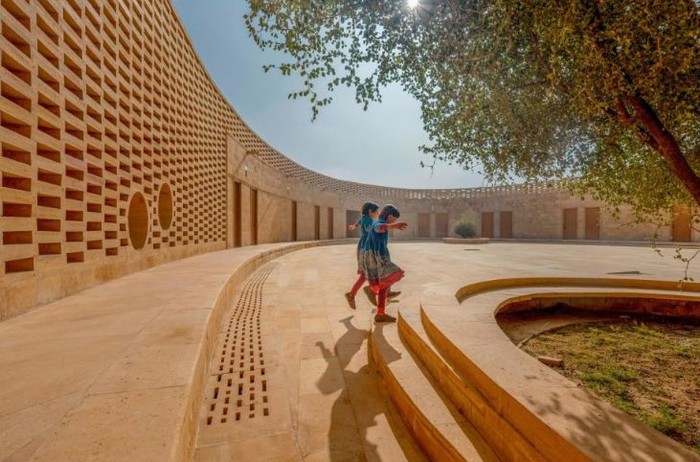 Di kota gurun Jaisalmer di India utara yang juga dikenal sebagai Kota Emas karena susunan arsitektur batu pasir kuningnya, suhu dapat mencapai sekitar 120 derajat Fahrenheit atau 49 derajat Celcius pada puncak musim panas.