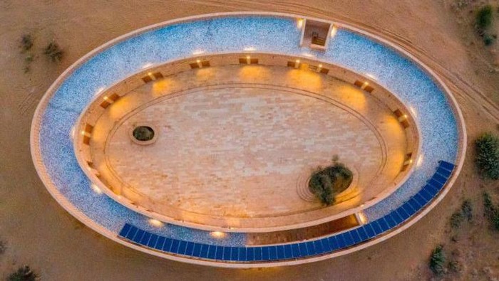 Di kota gurun Jaisalmer di India utara yang juga dikenal sebagai 'Kota Emas' karena susunan arsitektur batu pasir kuningnya, suhu dapat mencapai sekitar 120 derajat Fahrenheit atau 49 derajat Celcius pada puncak musim panas.