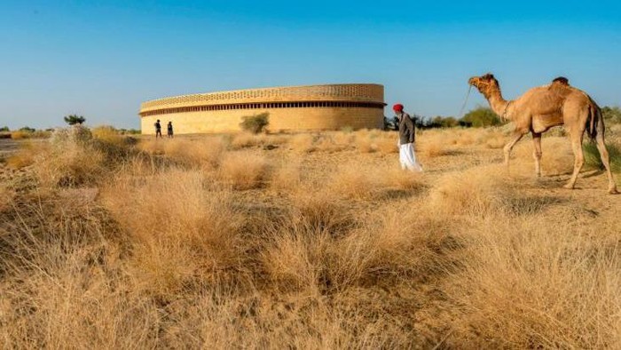 Potret Gedung Sekolah yang Adem Meski di Tengah Gurun Di kota gurun Jaisalmer di India utara yang juga dikenal sebagai 'Kota Emas' karena susunan arsitektur batu pasir kuningnya, suhu dapat mencapai sekitar 120 derajat Fahrenheit atau 49 derajat Celcius pada puncak musim panas.