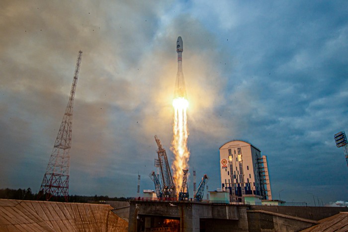 A Soyuz-2.1b rocket booster with a Fregat upper stage and the lunar landing spacecraft Luna-25 blasts off from a launchpad at the Vostochny Cosmodrome in the far eastern Amur region, Russia, August 11, 2023. Roscosmos/Vostochny Space Centre/Handout via REUTERS ATTENTION EDITORS - THIS IMAGE HAS BEEN SUPPLIED BY A THIRD PARTY. MANDATORY CREDIT.