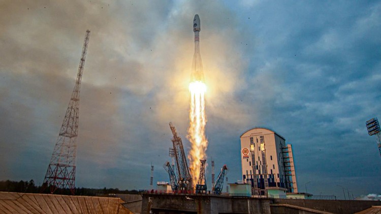 Potret Luna-25 Rusia Meluncur ke Bulan A Soyuz-2.1b rocket booster with a Fregat upper stage and the lunar landing spacecraft Luna-25 blasts off from a launchpad at the Vostochny Cosmodrome in the far eastern Amur region, Russia, August 11, 2023. Roscosmos/Vostochny Space Centre/Handout via REUTERS ATTENTION EDITORS - THIS IMAGE HAS BEEN SUPPLIED BY A THIRD PARTY. MANDATORY CREDIT.