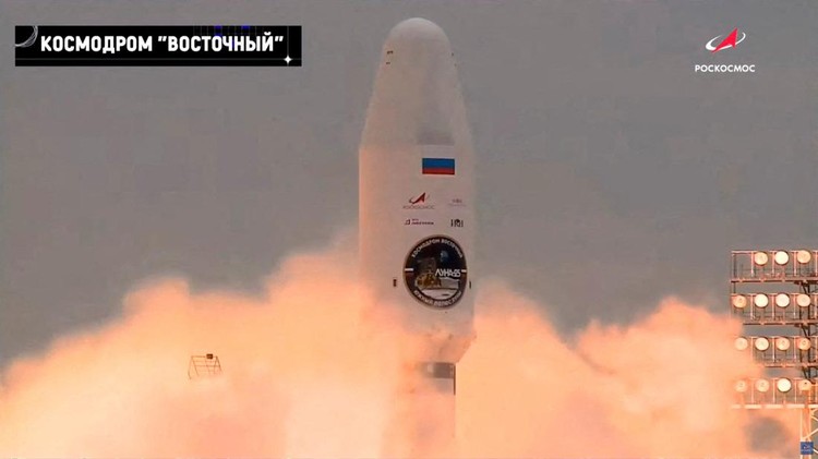 Potret Luna-25 Rusia Meluncur ke Bulan A Soyuz-2.1b rocket booster with a Fregat upper stage and the lunar landing spacecraft Luna-25 blasts off from a launchpad at the Vostochny Cosmodrome in the far eastern Amur region, Russia, August 11, 2023. Roscosmos/Vostochny Space Centre/Handout via REUTERS ATTENTION EDITORS - THIS IMAGE HAS BEEN SUPPLIED BY A THIRD PARTY. MANDATORY CREDIT.