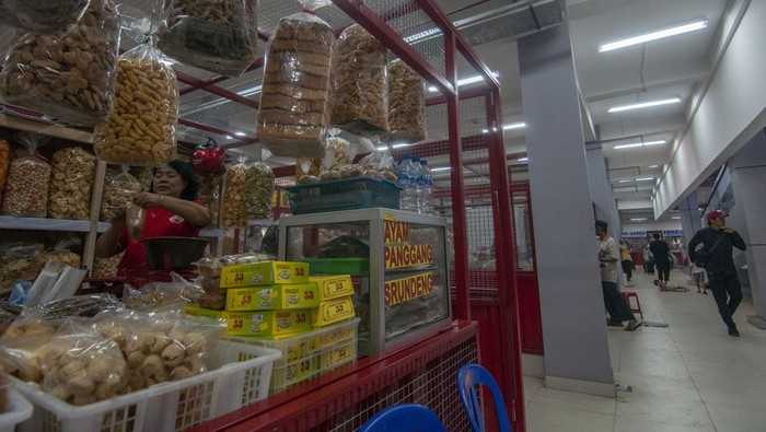 Pengendara motor melintas di halaman Pasar Gedhe Klaten, Jawa Tengah, Kamis (10/8/2023). Meskipun belum diresmikan, para pedagang sudah mulai menempati dan berjualan di pasar tersebut yang telah selesai direnovasi oleh Kementerian Pekerjaan Umum dan Perumahan Rakyat (PUPR). ANTARA FOTO/Aloysius Jarot Nugroho/aww.