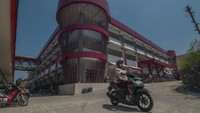 Pasar Gedhe Klaten direnovasi oleh Kementerian Pekerjaan Umum dan Perumahan Rakyat dengan dana dari APBN pemerintah pusat senilai total Rp 102 miliar.