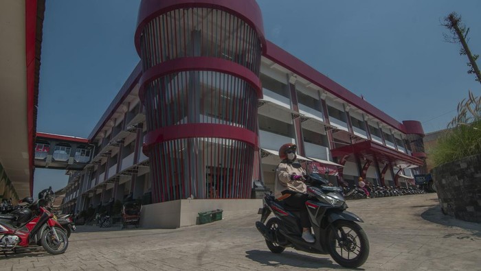 Pengendara motor melintas di halaman Pasar Gedhe Klaten, Jawa Tengah, Kamis (10/8/2023). Meskipun belum diresmikan, para pedagang sudah mulai menempati dan berjualan di pasar tersebut yang telah selesai direnovasi oleh Kementerian Pekerjaan Umum dan Perumahan Rakyat (PUPR). ANTARA FOTO/Aloysius Jarot Nugroho/aww.
