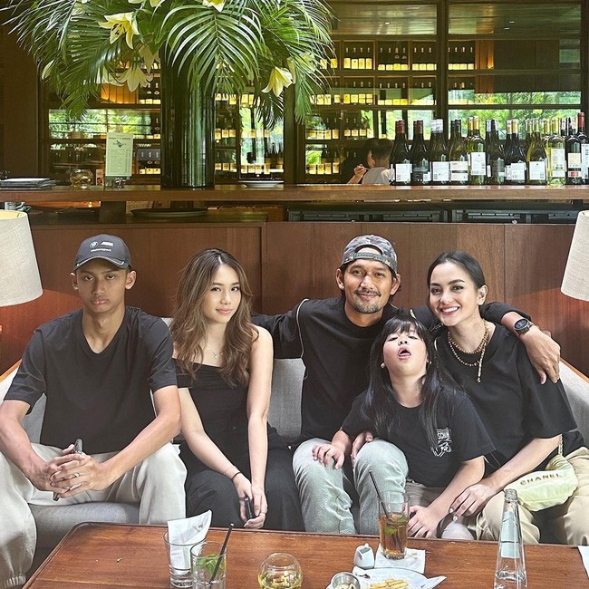 Sejak resmi menikah dengan Ibnu Jamil, secara tak langsung Ririn juga menjadi ibu sambung bagi Muhammad Dhofin Maula Jamil. Meski demikian, Ririn tak pernah membeda-bedakan anak-anaknya dan terlihat dekat dengan anak-anaknya tersebut. Seperti dalam foto, saat Ririn berpose bersama Ibnu dan anak-anak mereka yang sudah semakin besar. Foto: Instagram: @ririnekawati