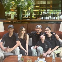 Sejak resmi menikah dengan Ibnu Jamil, secara tak langsung Ririn juga menjadi ibu sambung bagi Muhammad Dhofin Maula Jamil. Meski demikian, Ririn tak pernah membeda-bedakan anak-anaknya dan terlihat dekat dengan anak-anaknya tersebut. Seperti dalam foto, saat Ririn berpose bersama Ibnu dan anak-anak mereka yang sudah semakin besar. Foto: Instagram: @ririnekawati