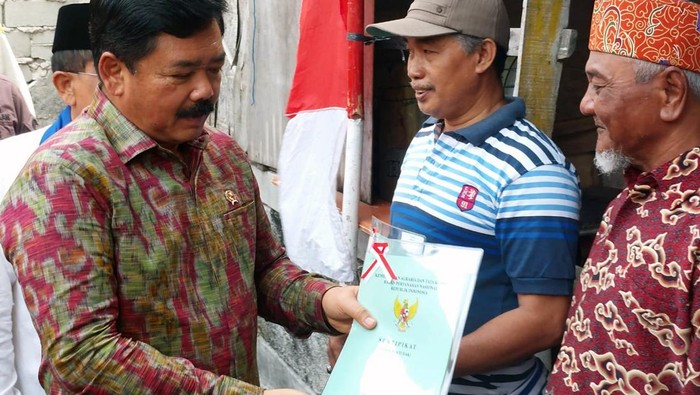 Potret Warga Pulau Panggang Happy Akhirnya Punya Sertifikat Tanah Menteri Agraria dan Tata Ruang/Kepala Badan Pertanahan Nasional (ATR/BPN), Hadi Tjahjanto datang ke Pulau Panggang, Kepulauan Seribu, Jakarta, Jumat (11/8/2023). Dalam kunjungan kali ini, akan dibagikan 386 sertifikat tanah.