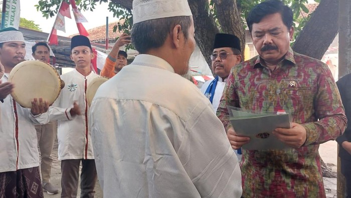 Potret Warga Pulau Panggang Happy Akhirnya Punya Sertifikat Tanah Menteri Agraria dan Tata Ruang/Kepala Badan Pertanahan Nasional (ATR/BPN), Hadi Tjahjanto datang ke Pulau Panggang, Kepulauan Seribu, Jakarta, Jumat (11/8/2023). Dalam kunjungan kali ini, akan dibagikan 386 sertifikat tanah.