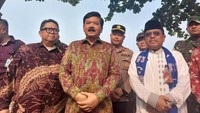 Dari jumlah tersebut, ada 35 Sertifikat Hak Milik (SHM) hasil Program Pendaftaran Tanah Sistematis Lengkap (PTSL) yang diserahkan kepada warga secara langsung sebagai simbolis. Sertifikat tersebut dibagikan Hadi dengan mengunjungi satu per satu alias door to door ke kediaman warga. Selain itu, diserahkan juga 1 sertifikat tanah wakaf kepada Yayasan Habib Zein.  