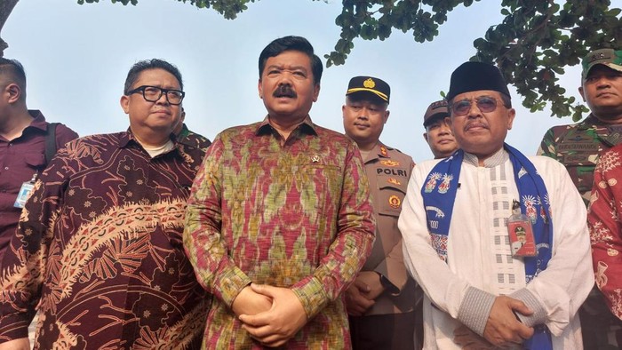 Menteri Agraria dan Tata Ruang/Kepala Badan Pertanahan Nasional (ATR/BPN), Hadi Tjahjanto datang ke Pulau Panggang, Kepulauan Seribu, Jakarta, Jumat (11/8/2023). Dalam kunjungan kali ini, akan dibagikan 386 sertifikat tanah.