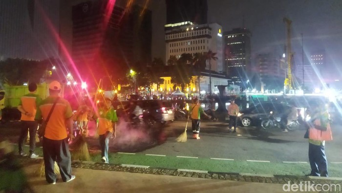 PPSU bersihkan sisa-sisa demonstrasi (Kurniawan Fadilah/detikcom)