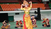 Indonesia menampilkan seorang remaja putri asal Jawa Tengah yang menyanyikan lagu “Bendera” dari Cokelat dan lagu Sinanggar Tulo dan Poco-poco yang mengiringi tarian peserta yang tampil. (Dokumentasi Kwarnas).