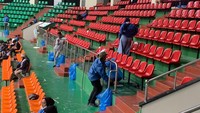 Usai tampil di acara pentas seni, tim Pramuka Indonesia membersihkan area stadion tertutup Universitas Wonkwang. Mereka terlihat membawa kantong-kantong plastik untuk mengambil sampah yang terdapat di sekeliling. (Dokumentasi Kwarnas)