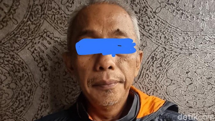 Pria inisial R (59) asal Bekasi ditangkap usai sebar hoax Pendemo Ditusuk Aparat.