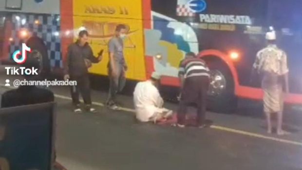 Pria salat di tengah jalan Gresik