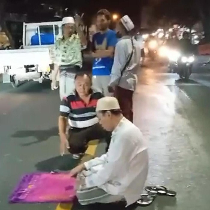 Pria salat di tengah jalan gresik
