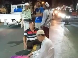 Pria Berbaju Putih Salat di Tengah Jalan Gresik Diduga Alami Depresi Berat