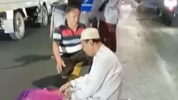 Pria salat di tengah jalan Gresik