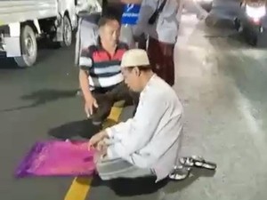 8 Fakta dari Misteri Pria Salat di Tengah Jalan Sembayat Gresik