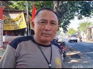 Kesaksian Warga Saat Heboh Pria Berbaju Putih Salat di Tengah Jalan Gresik