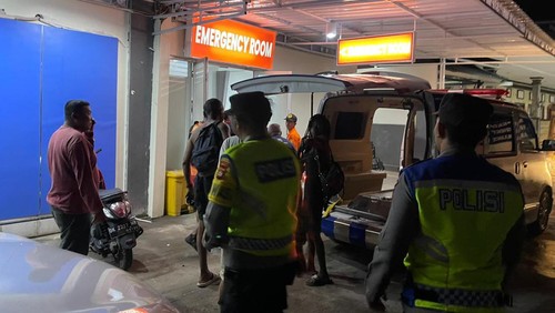 Proses evakuasi WN Prancis bernama Elizabeth Toutane yang tergelincir saat berjalan menuju Pantai Kelingking di Desa Bunga Mekar, Nusa Penida, Klungkung, Bali, Jumat (11/8/2023). (Foto: Istimewa)