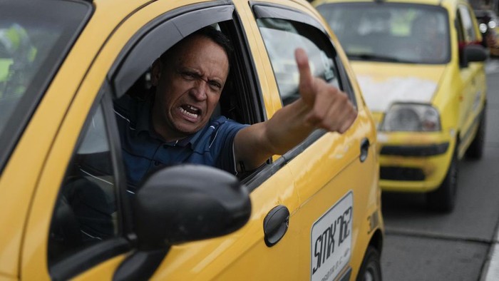 Protes Harga BBM, Ratusan Taksi Mengular di Kolombia Taxi drivers hold a nationwide protest to pressure the government to halt rising fuel prices in Bogota, Colombia, Wednesday, Aug. 9, 2023. (AP Photo/Fernando Vergara)