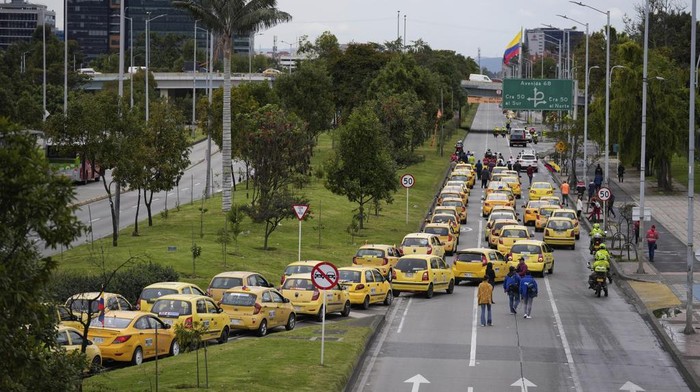 Protes Harga BBM, Ratusan Taksi Mengular di Kolombia Taxi drivers hold a nationwide protest to pressure the government to halt rising fuel prices in Bogota, Colombia, Wednesday, Aug. 9, 2023. (AP Photo/Fernando Vergara)