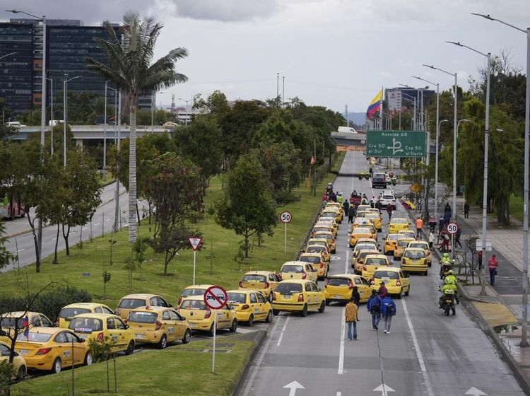 Protes Harga BBM, Ratusan Taksi Mengular di Kolombia