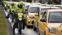 Tampak polisi mengendarai sepeda motor untuk mengamankan aksi protes tersebut.  