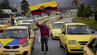 Massa aksi juga membawa sejumlah atribut seperti bendera Kolombia.  