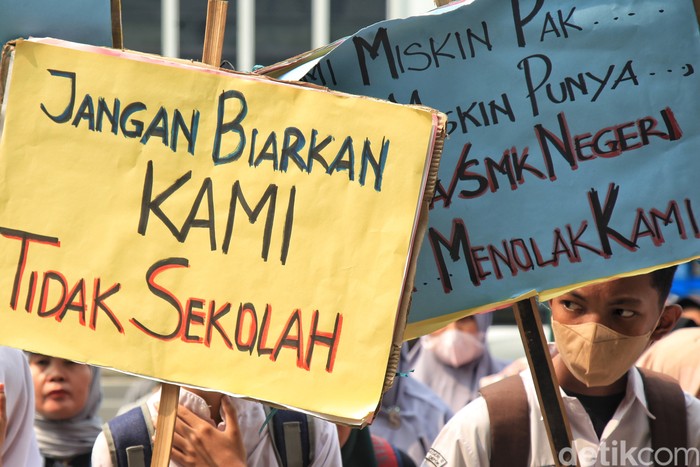 Sejumlah siswa dan orang tua wali murid berunjuk rasa di depan Kementerian Pendidikan, Kebudayaan, Riset dan teknologi, Jl Sudirman, Jakarta, Jumat (11/8/2023).
