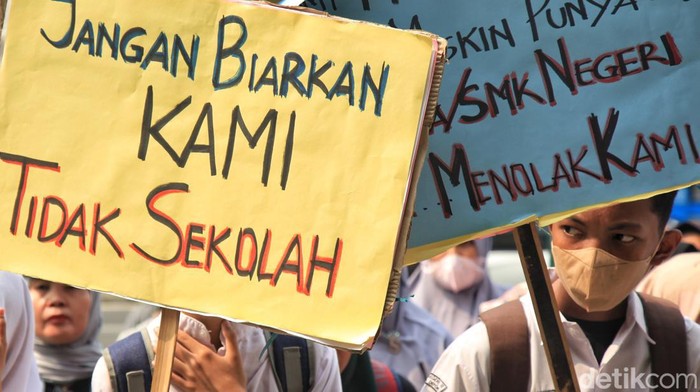 Sejumlah siswa dan orang tua wali murid berunjuk rasa di depan Kementerian Pendidikan, Kebudayaan, Riset dan teknologi, Jl Sudirman, Jakarta, Jumat (11/8/2023).