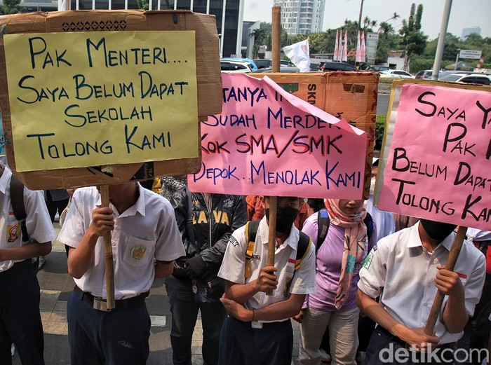 Sejumlah siswa dan orang tua wali murid berunjuk rasa di depan Kementerian Pendidikan, Kebudayaan, Riset dan teknologi, Jl Sudirman, Jakarta, Jumat (11/8/2023).