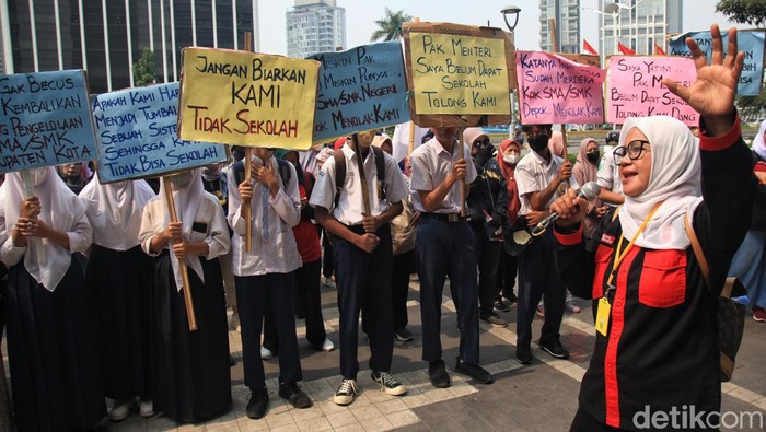 Sejumlah siswa dan orang tua wali murid berunjuk rasa di depan Kementerian Pendidikan, Kebudayaan, Riset dan teknologi, Jl Sudirman, Jakarta, Jumat (11/8/2023).