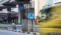 Hingga kini tiang-tiang bekas proyek monorel masih berdiri di kawasan Kuningan, Jakarta Selatan.
