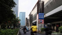 Beton-beton tersebut telah mangkrak belasan tahun tanpa ada tindak lanjut karena proyek monorel sendiri sudah diberhentikan atau tak dilanjutkan lagi.