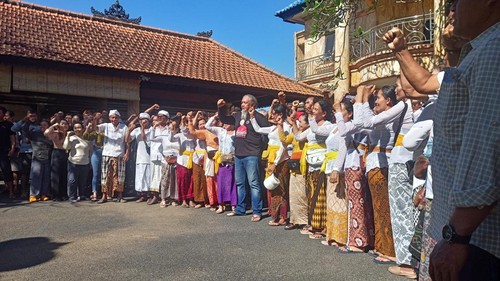 Puluhan warga dari desa adat atau desa dinas sekitar Kediri mendatangi rumah I Nyoman Mulyadi untuk mempertanyakan nasib pencalonannya sebagai anggota DPRD Bali dari PDIP, Jumat (11/8/2023). (chairul amri simabur/detikBali)