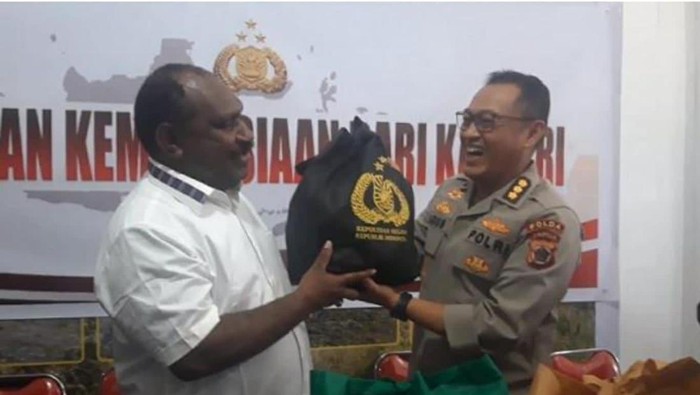 Bupati Puncak Willem Wandik (kiri) saat menerima bantuan sosial dari Polri.