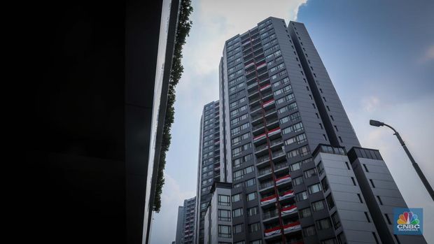 Ratusan bendera Merah Putih terpasang di balkon Apartemen Taman Rasuna, Kompleks Epicentrum, Jakarta, Jumat (11/8/2023).  (CNBC Indonesia/Faisal Rahman)