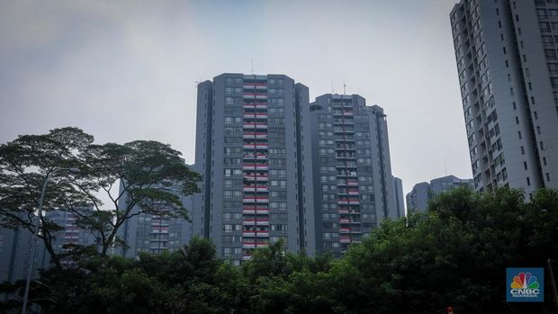 Ratusan bendera Merah Putih terpasang di balkon Apartemen Taman Rasuna, Kompleks Epicentrum, Jakarta, Jumat (11/8/2023).  (CNBC Indonesia/Faisal Rahman)