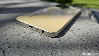 Sementara sisi bawah terdapat port USB Type C dan jack audio 3,5 mm. Foto: Adi Fida Rahman/detikINET
