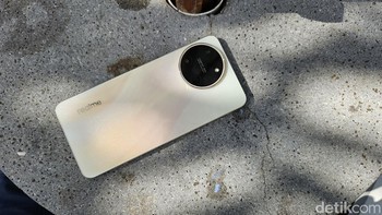 Realme 11 Pro bakal nyaman digenggam karena membawa bodi tipis 7,95 mm dan ringan hanya 178 gram. Foto: Adi Fida Rahman/detikINET