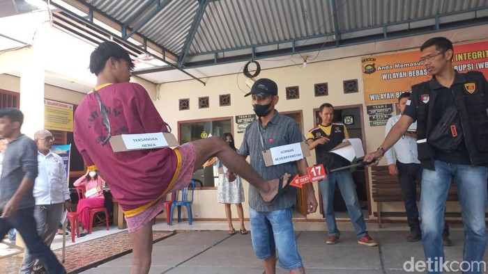 Rekonstruksi penganiayaan HR hingga tewas oleh Suami-Ipar wanita Open BO di Jambi. (Dimas Sanjaya/detikSumbagsel)