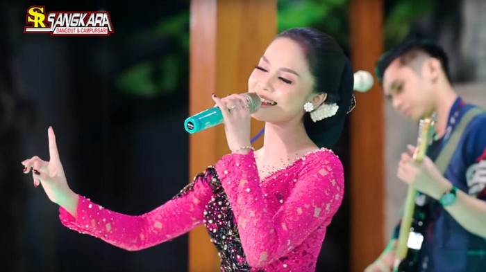 Lagu Nemu kian populer dan banyak dinyanyikan penyanyi Jawa Timur. Kini giliran Rina Aditama yang menyanyikannya.