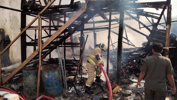Rumah Bedeng dalam Komplek Perumahan Elit di Surabaya Terbakar