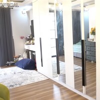 Namun di lantai itu juga kamar utama berada. Penempatannya sampai mengagetkan Ricis karena tampilan dan desainnya yang bertolak belakang. (Foto: YouTube/Ricis Official)