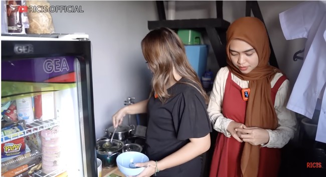 Lantai teratas difungsikan sebagai tempat menjemur. Terdapat pula dapur kecil. (Foto: YouTube/Ricis Official)