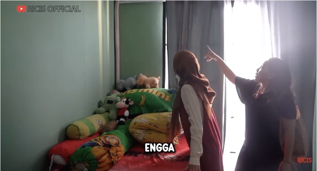 Di lantai 2 terdapat kamar anak yang dicat serba hijau. “Suami suka hijau. Warna ini nuansanya adem. Karena apa? buat tumbuh rezeki. Tanaman kan tumbuh jadi warna hijau,” kata presenter ‘Sobat Misqueen’ itu. (Foto: YouTube/Ricis Official)