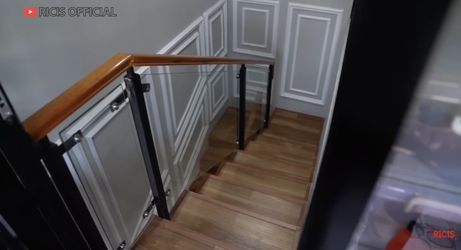 Lantai dilapisi kayu, sementara dinding hadir dengan panel yang memberi sentuhan mewah dan hangat. (Foto: YouTube/Ricis Official)
